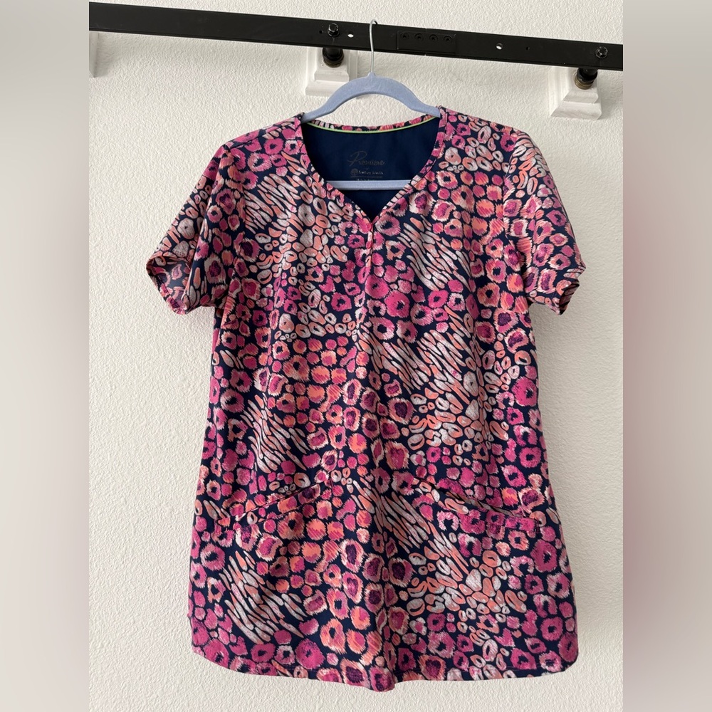 Premiere by Healing Hands scrub top. Animal print in navy/pink/peach/white. EUC